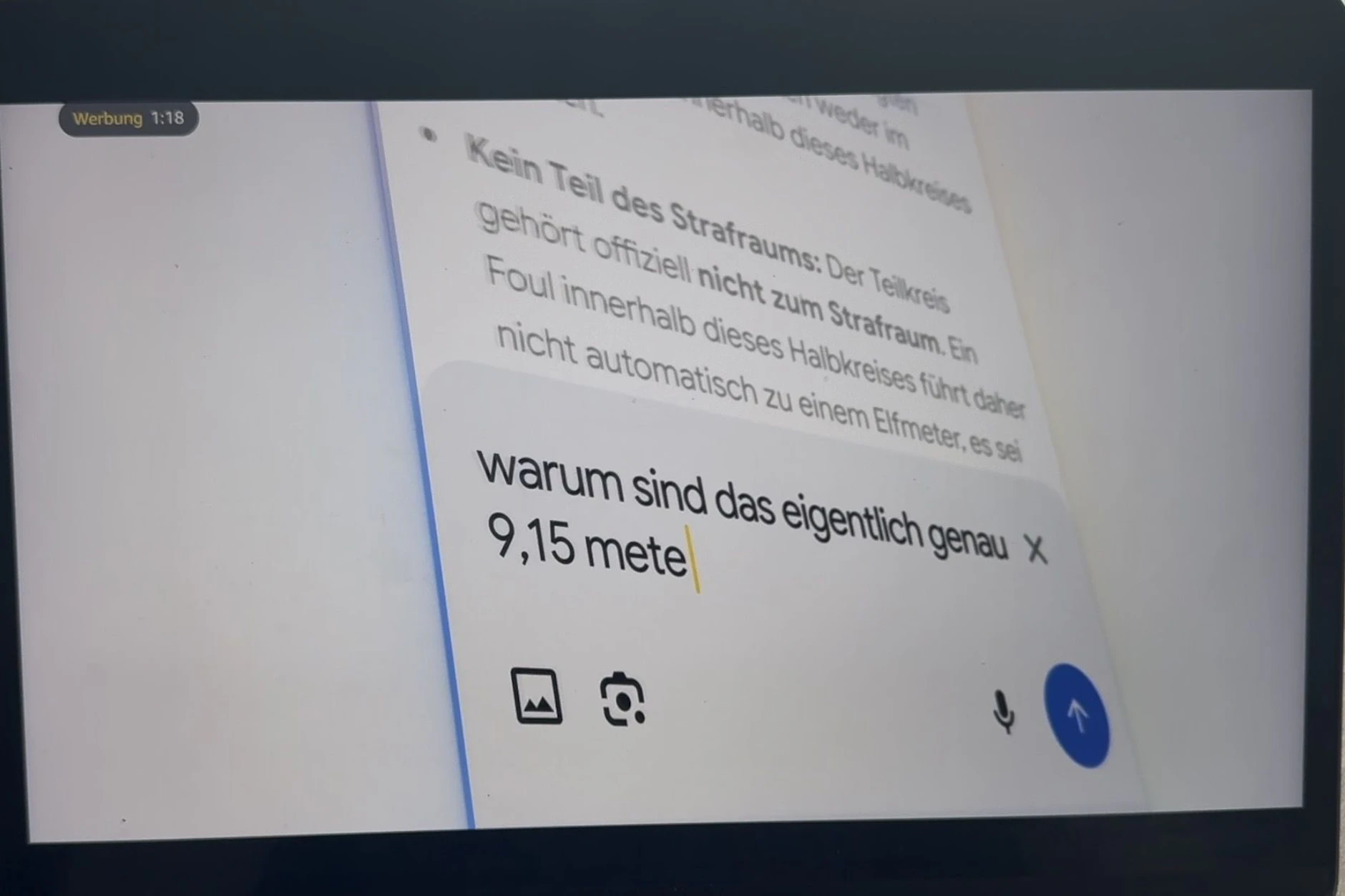 Auch hier stellt eine Frauenstimme an Google eine Fußball-Frage.