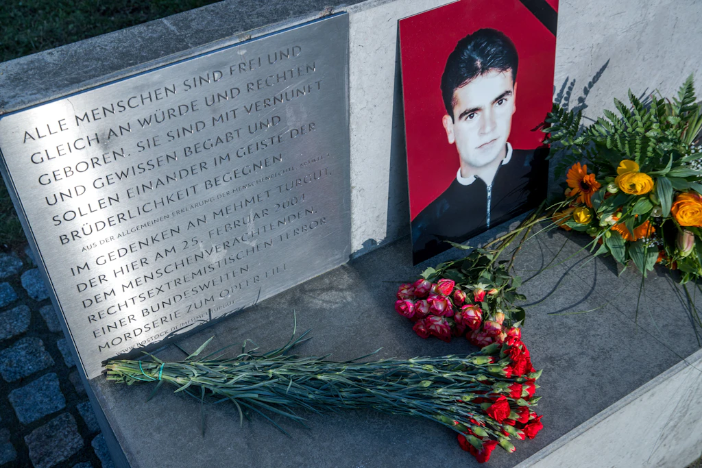 2004 wurde Mehmet Turgut vom NSU an einem Imbiss in Rostock erschossen, in Stralsund verübte das Neonazi-Trio Zschäpe, Mundlos und Böhnhardt Banküberfalle.