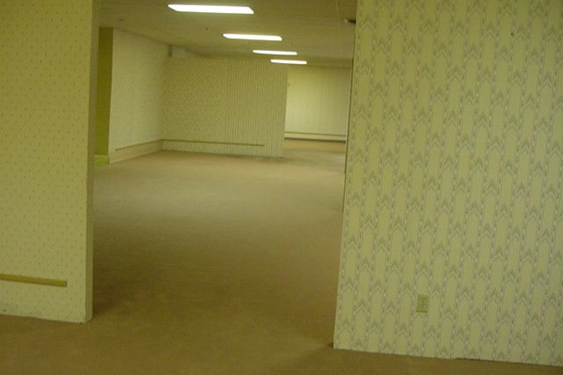 Mit diesem Bild fing alles an: Auf der Suche nach berunruhigenden Fotos tauchte 2019 das Bild der gelben Flure auf 4chan auf. die Legende der Backrooms entstand.