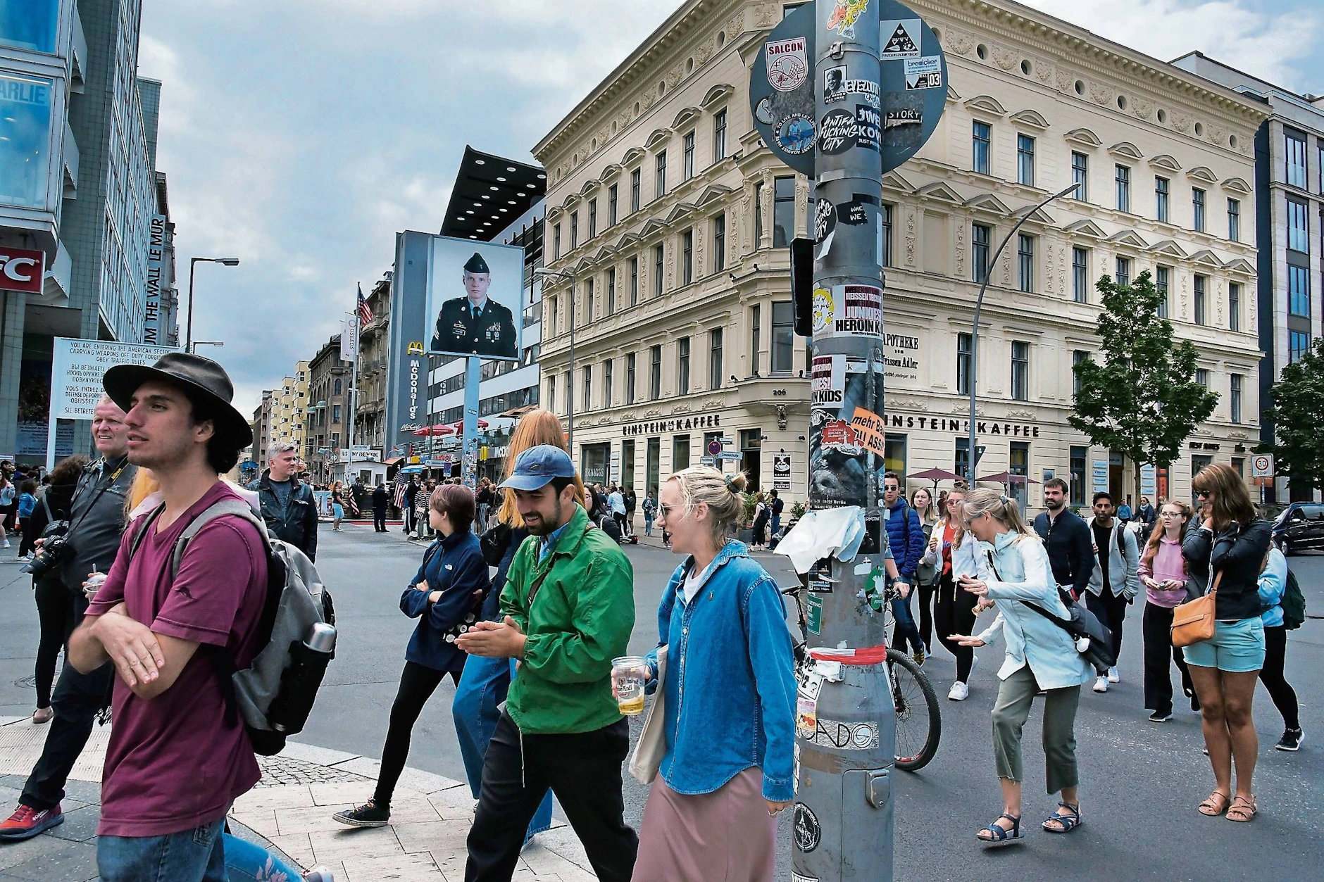 Die Kreuzung am Checkpoint Charlie ist einmalig in Berlin. Bei Grün dürfen die Fußgänger auch diagonal laufen.
