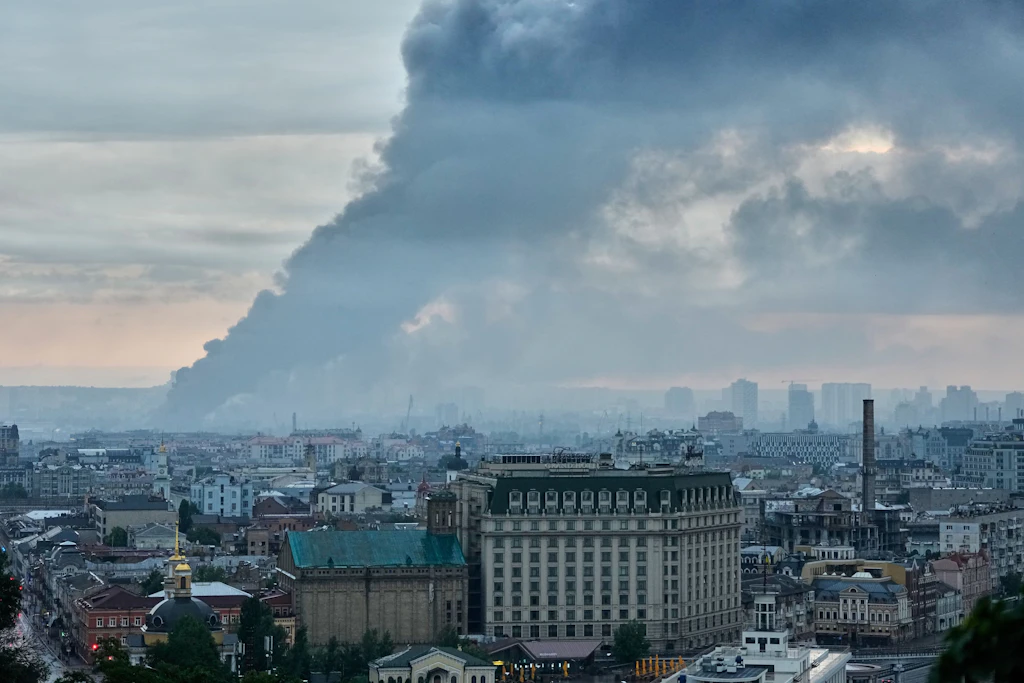 Russland feuert Raketen auf Kiew, Raffinerie in Region Krasnodar brennt
