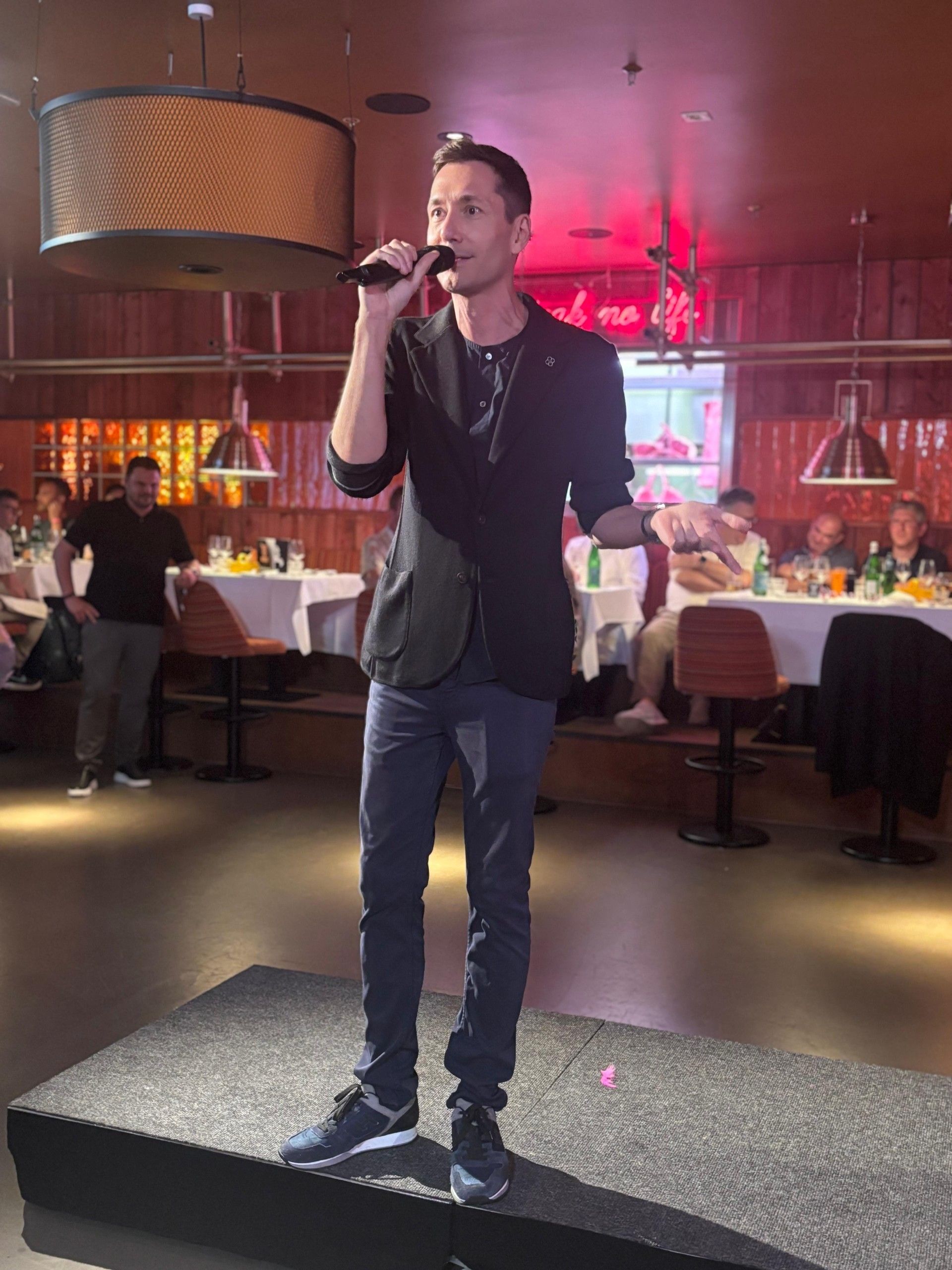 Vom 1500er-Rave im „Goya" zur queeren Dinnershow: Am 24. Juli steigt das Pink Pride Dinner im Beast am Alexanderplatz. Infos zu Acts, Menü und Tickets.