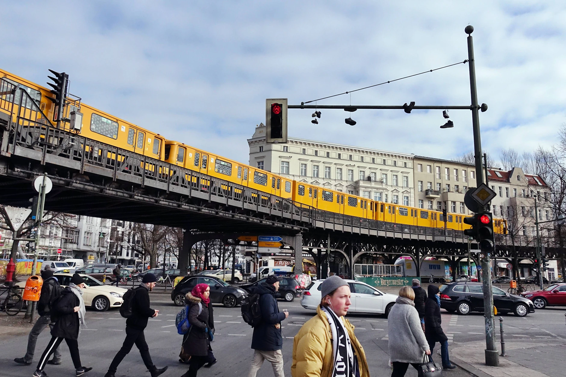 Der Verkehrsfluss vieler Ampeln in Berlin wird mit Kameras gemessen und wenn nötig angepasst.