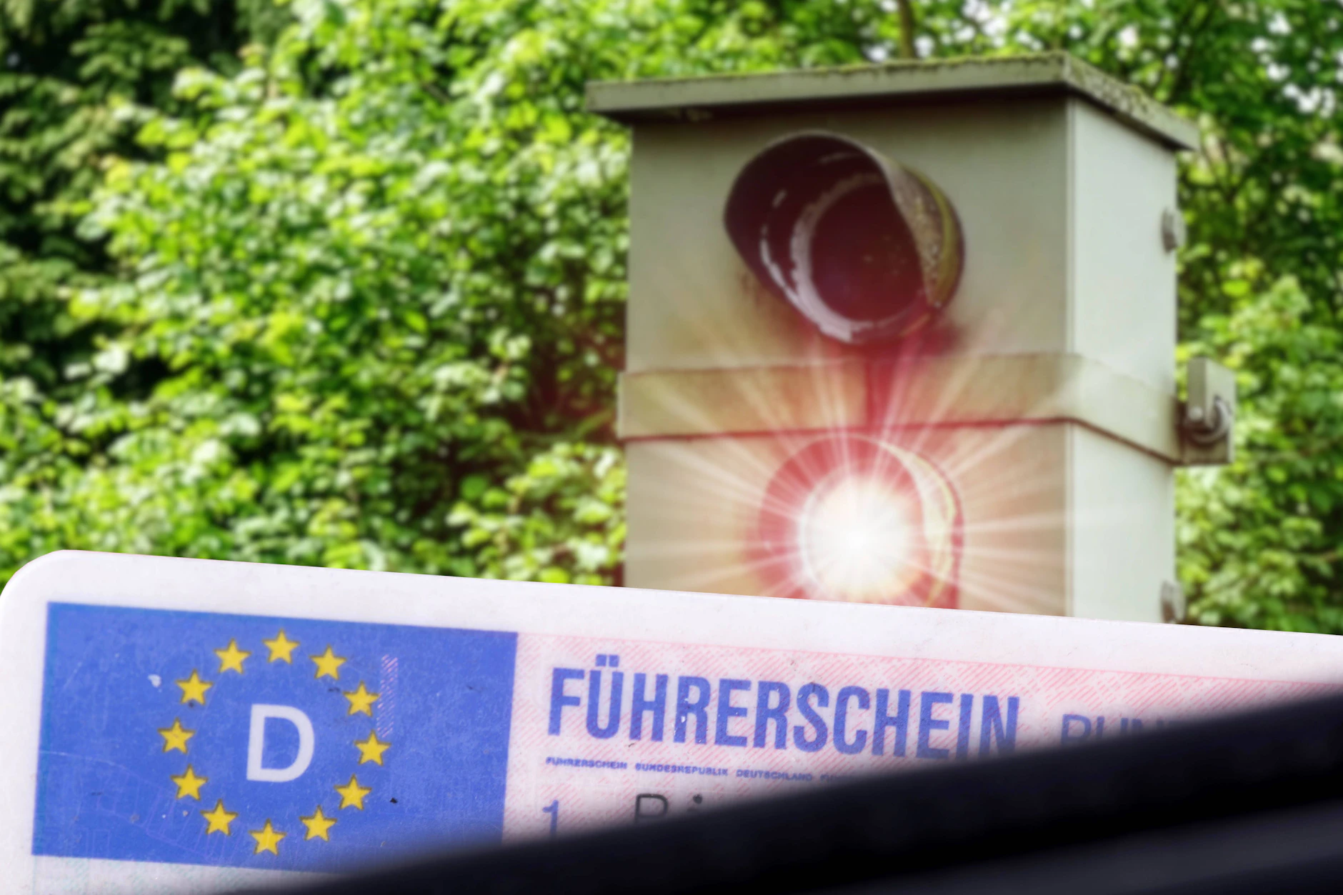 Wenn man geblitzt wird, kann es nicht nur teuer werden. Im Zweifel wird auch das Punktekonto in Flensburg schnell voll. 