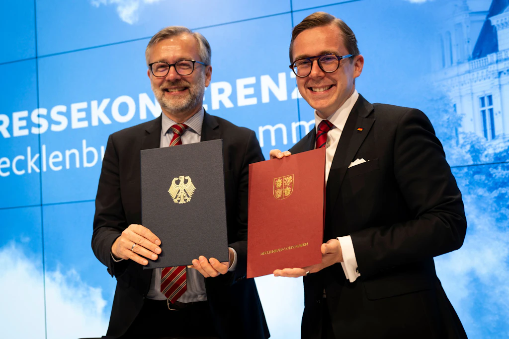 Digitalisierungsminister Heiko Geue (SPD) und Staatssekretär Philipp Amthor (CDU) haben eine Vereinbarung zur vertieften Zusammenarbeit bei der Verwaltungsmodernisierung unterzeichnet.