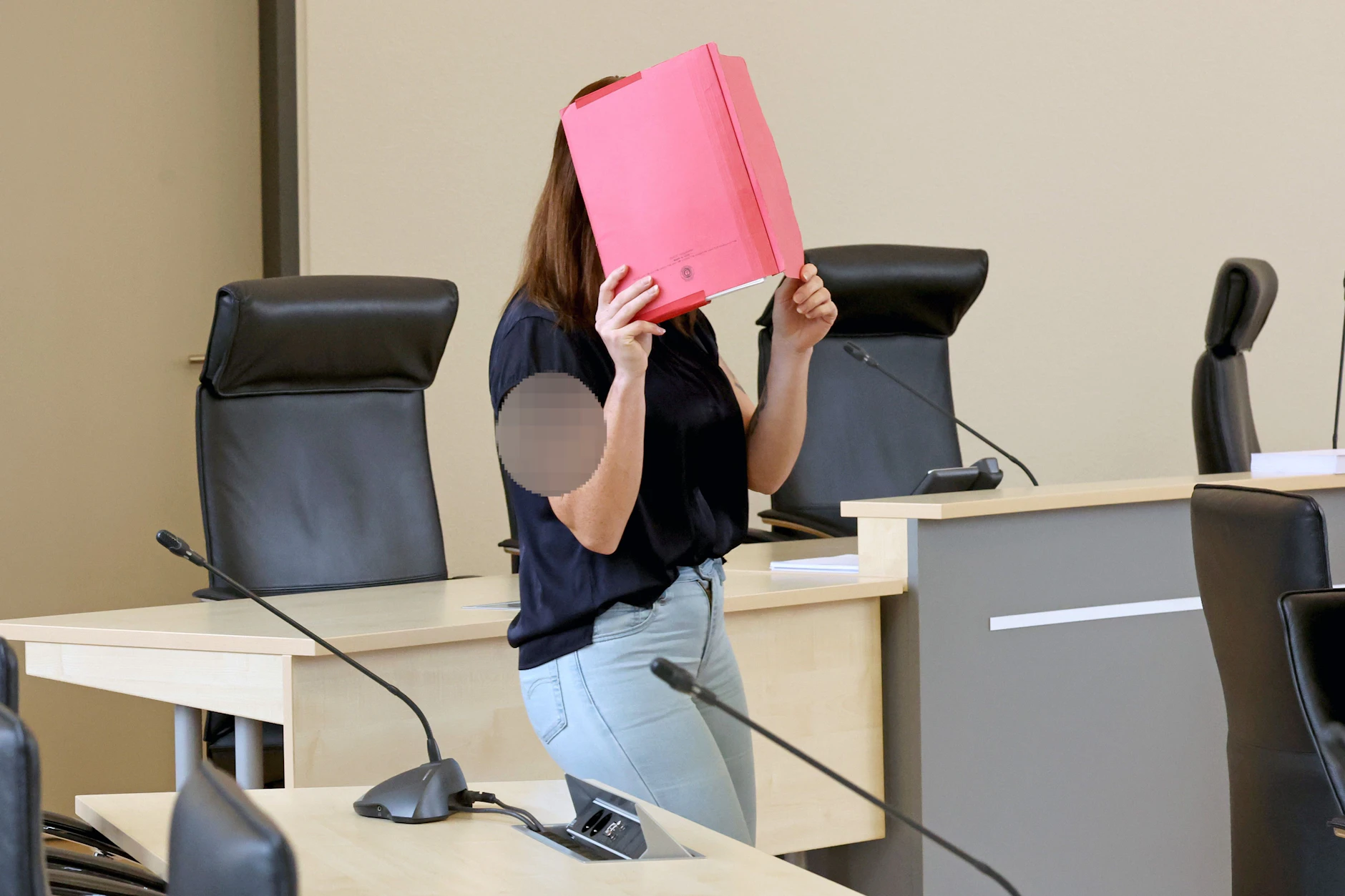 Vor Gericht richten sich alle Augen auf Gina H., sie ist die Angeklagte im Mordfall Fabian aus Güstrow.