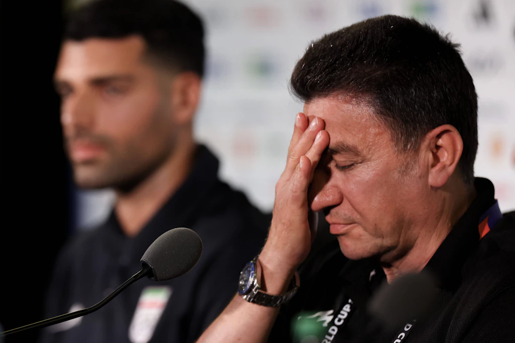 Pressekonferenz nach WM-Auftakt: Irans Nationaltrainer Amir Ghalenoei beklagt die Behandlung seines Teams.