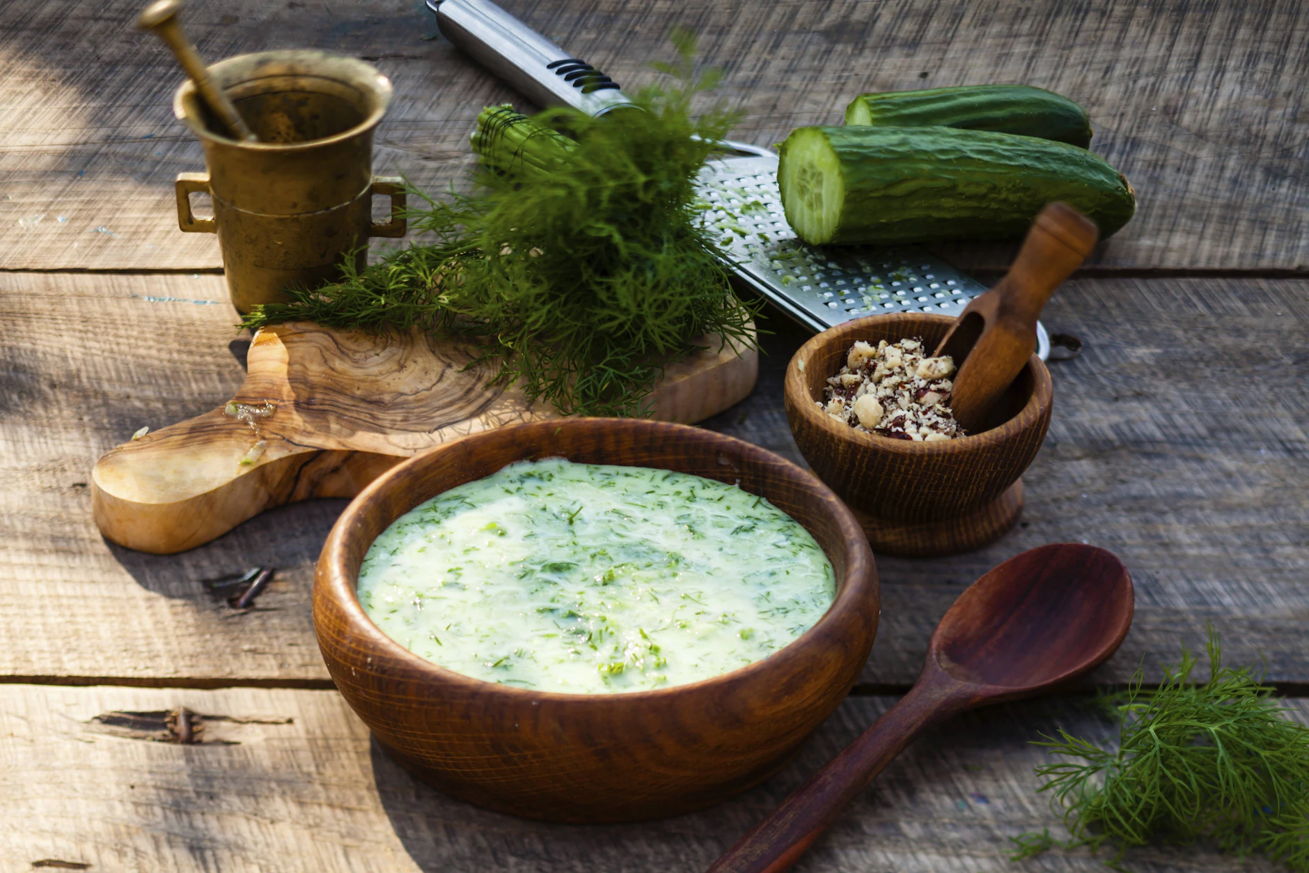Eine traditionelle bulgarische kalte Sommersuppe mit Gurken, Dill, Joghurt und Walnüssen ist perfekt für heiße Tage.