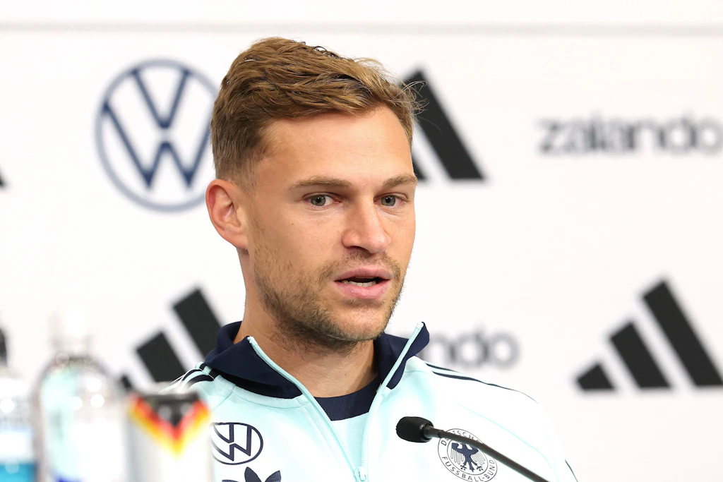 Steht hinter seinem Mitspieler: Joshua Kimmich stärkt Leroy Sané den Rücken.