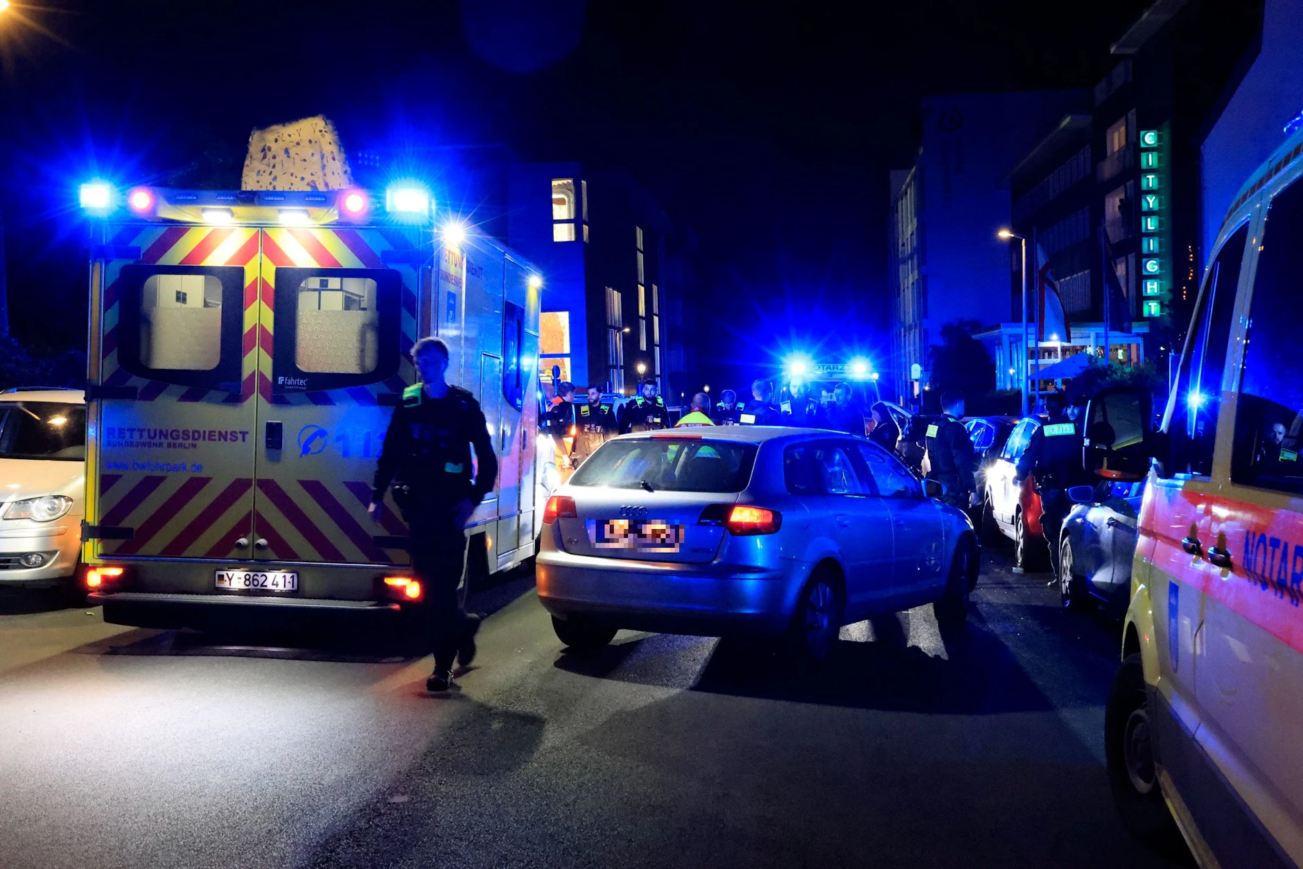 Der Unfallwagen war ein Audi. Der Fahrer war mutmaßlich betrunken und muss mit rechtlichen Konsequenzen bis hin zu einer Freiheitsstrafe rechnen.