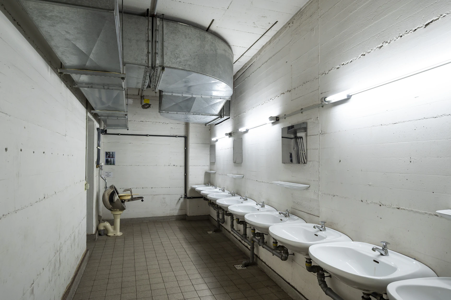 72 Toiletten, Waschbecken und ein Reingungsgerät für Bettpfannen im Atombunker.