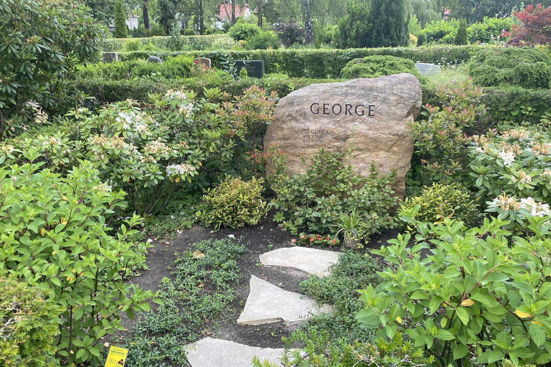 Das Grab von Götz George auf dem Friedhof Zehlendorf. Noch immer kommen viele Menschen und fragen, wo Schimmi begraben ist.