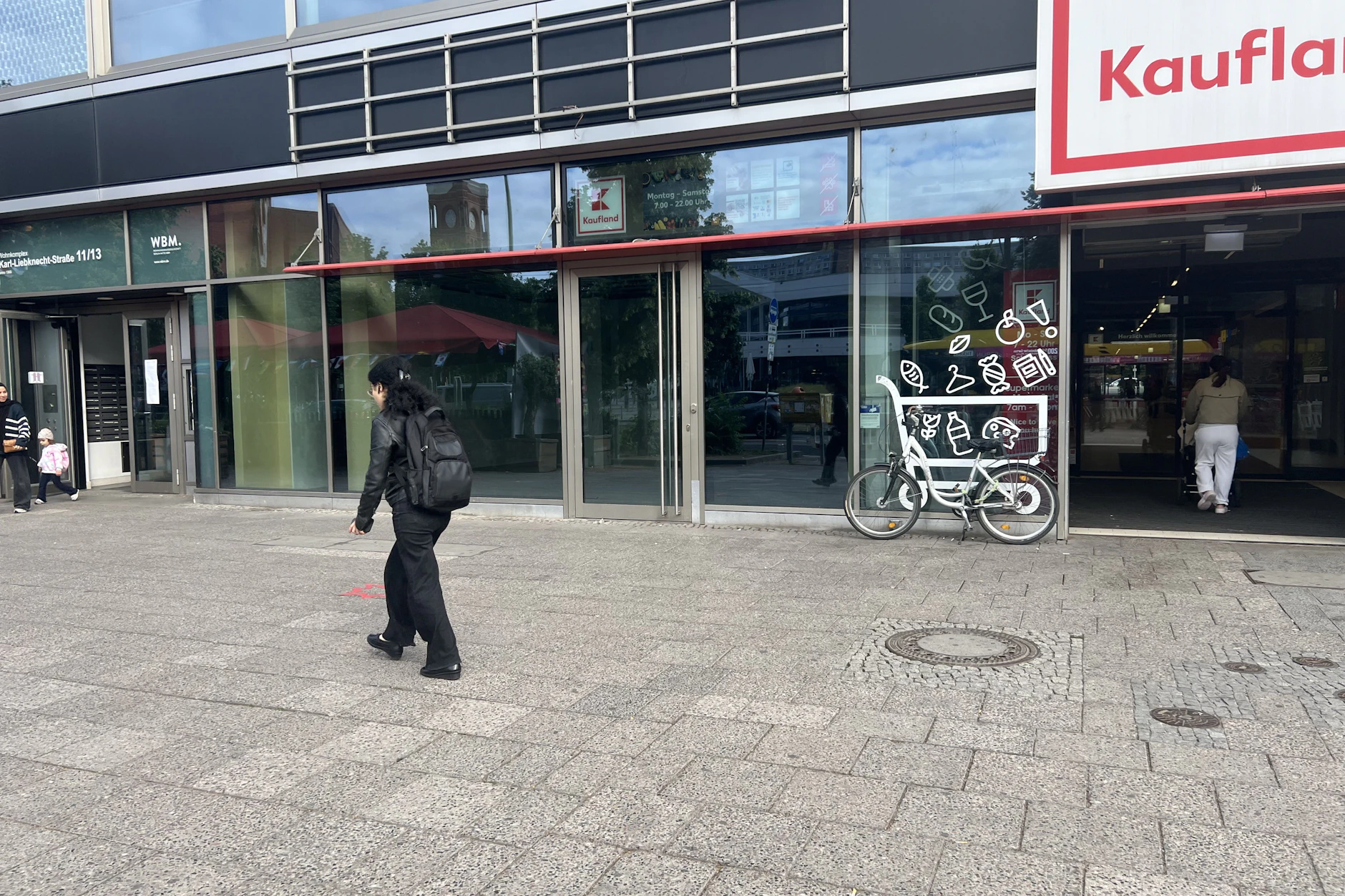 Hier an der Karl-Liebknecht-Straße soll noch in diesem Jahr der Podolski‑Döner eröffnen. Von außen deutet auch Dienstagmorgen nichts darauf hin.