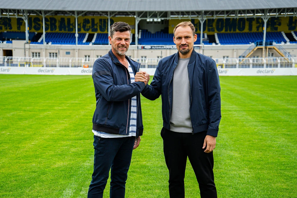 Der Neue im Bruno-Plache-Stadion: Lok-Geschäftsführer Sport Toni Wachsmuth (r.) begrüßt Trainer Torsten Ziegner.