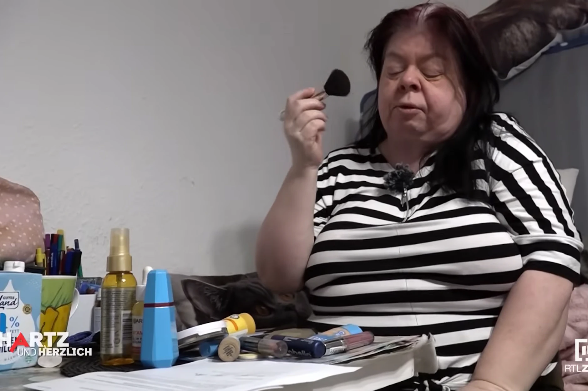 Pamela aus „Hartz und herzlich“ macht sich jeden Morgen hübsch. Sie schminkt sich inzwischen wie ein echter Profi.