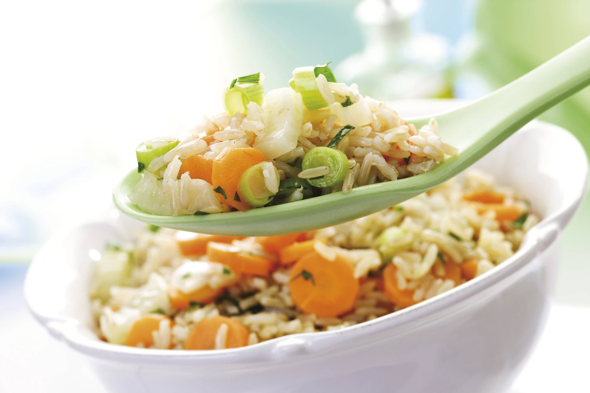 Gekochtes Gemüse und knackige Lauchzwiebeln: Im Reissalat können Sie verschiedene tolle Zutaten miteinander kombinieren – je nachdem, was Ihnen schmeckt.