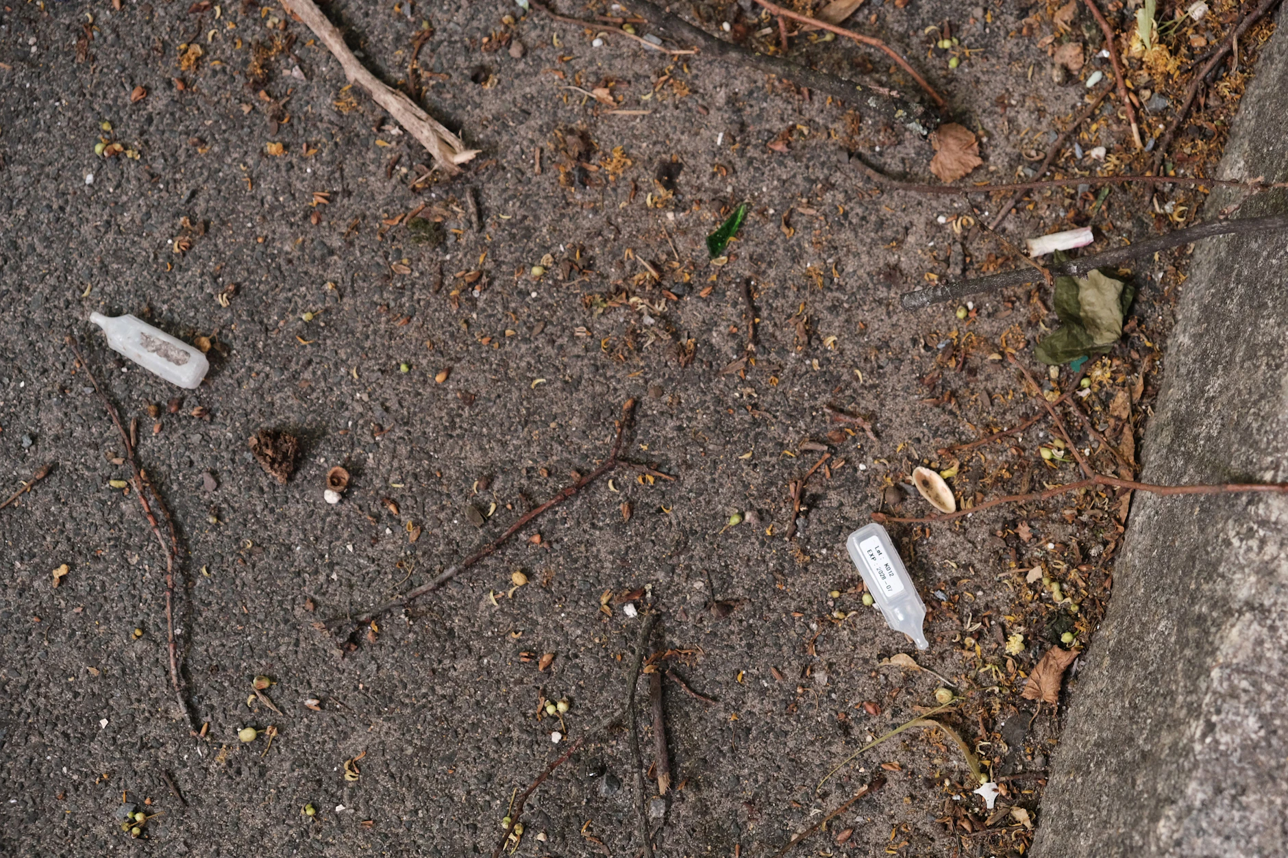 Diese leeren Natriumbicarbonat-Ampullen liegen verstreut in der Forster Straße. Sie werden zur Herstellung von Crack benötigt.