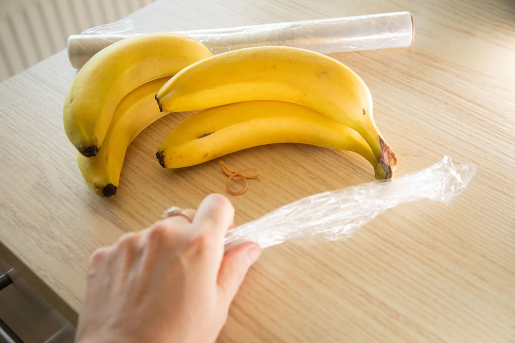 Schluss mit schwarzen Bananen: Dieser Behälter aus Ihrem Küchenschrank schlägt den Folien-Trick um Längen