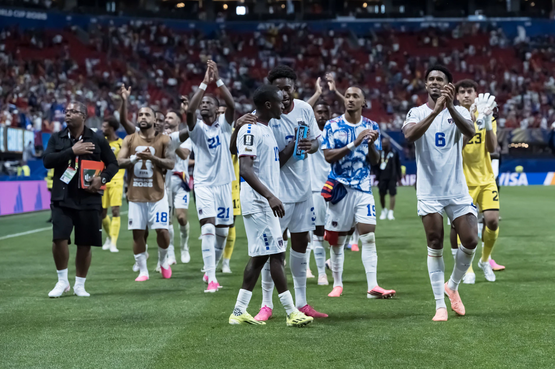 Sensation perfekt: Die Spieler von Kap Verde feiern den überraschenden Punktgewinn gegen Mitfavorit Spanien.