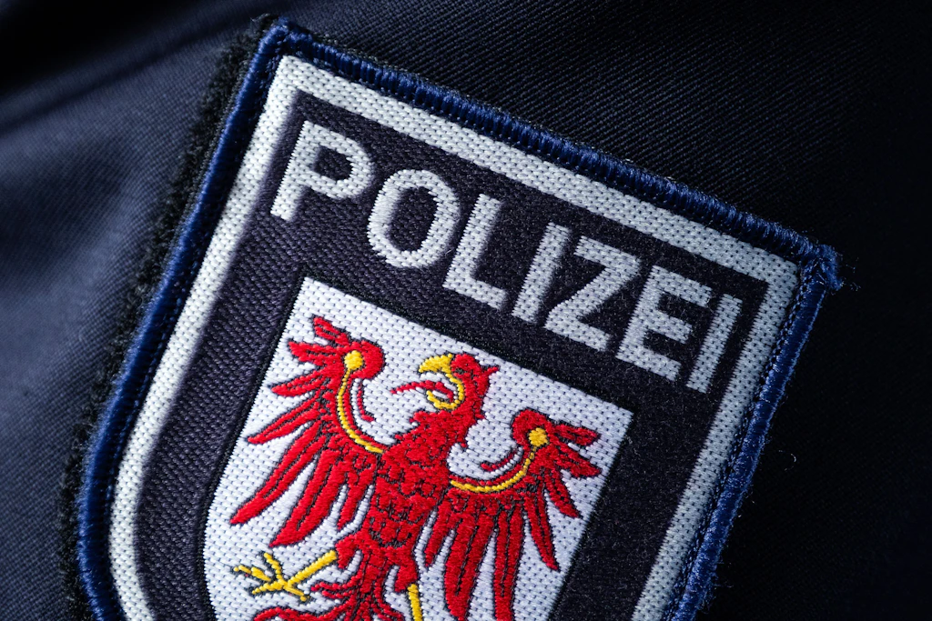 In einer Wohnung in Brandenburg wurde ein toter Säugling entdeckt – die Polizei ermittelt.