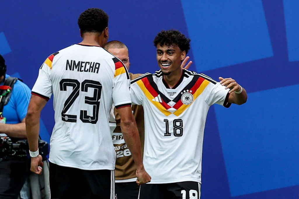 Ein Geburtstagskind im Kreis der Fußball-Nationalmannschaft: Nathaniel Brown (r.) kommt bei der Weltmeisterschaft nicht mehr aus dem Feiern raus.