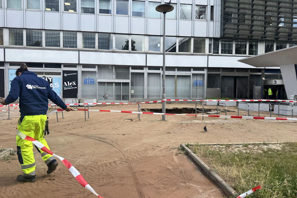 Ein Rohrbruch ist die Ursache für das Loch im Boden.