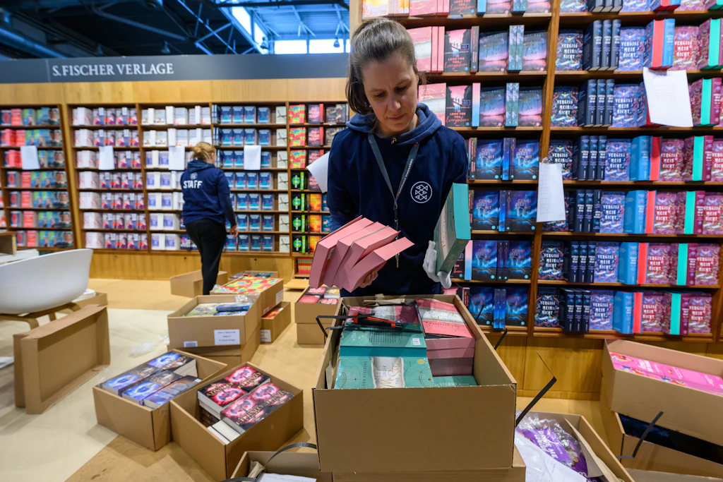 Hier wird geräumt: Das Bild zeigt Mitarbeiterinnen beim Füllen der Regale am Stand des S. Fischer Verlages auf der Leipziger Buchmesse.