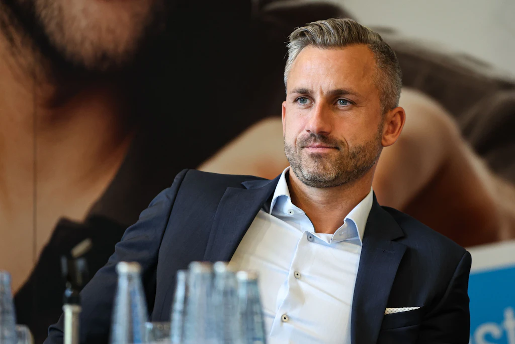 AfD-Spitzenkandidat Ulrich Siegmund bei einem Wahlforum. Seine Partei verliert einen Prozentpunkt.