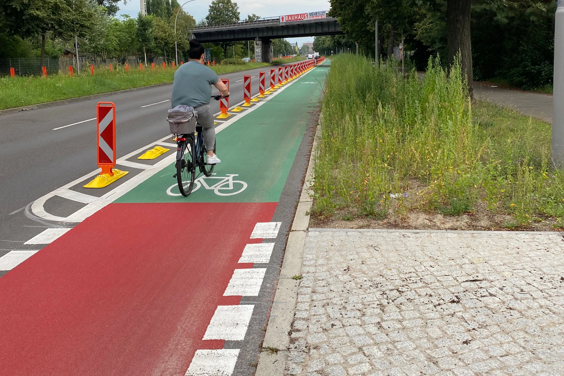 Für Radfahrer gibt es seit 2024 einen 2,5 Kilometer langen, gesicherten Radfahrstreifen auf der Straße am Adlergestell.