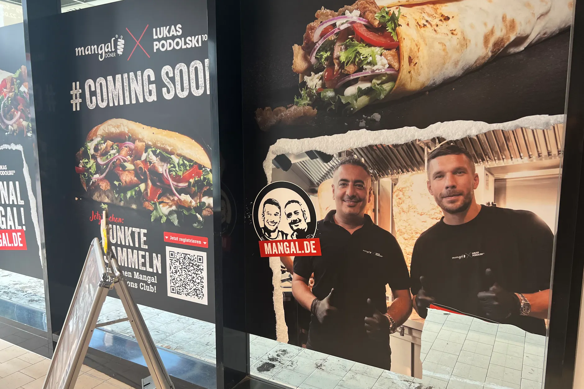 Diese Plakatierung mit Lukas Podolski (r.) ist seit Januar zu sehen.