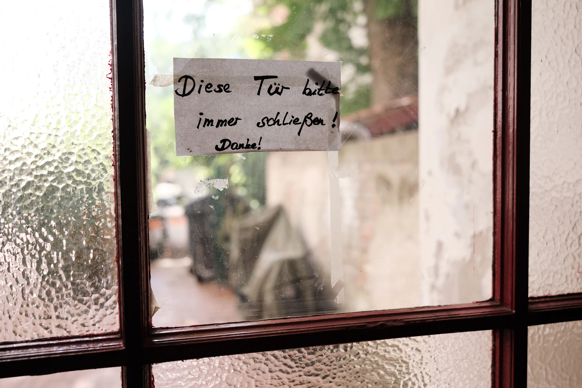 Die Tür immer schließen! Drogenabhängige gehen auch in die Hauseingänge und konsumieren dort Crack.