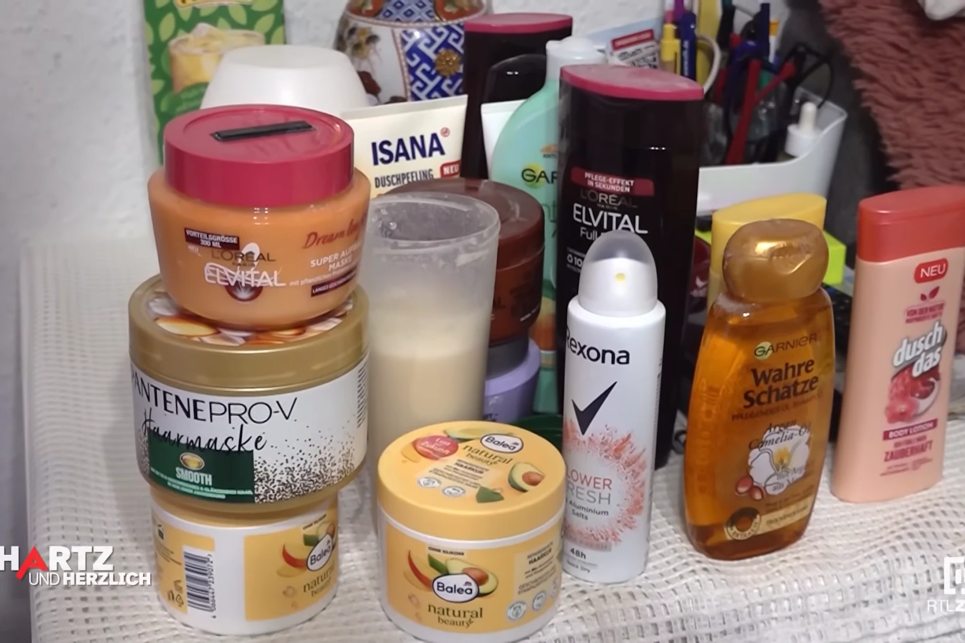 Spende von Pamelas Nachbarin: Die Bürgergeld-Empfängerin freut sich bei „Hartz und herzlich“ über eine reiche Auswahl an Deo, Shampoo, Duschgel und Haarkuren.