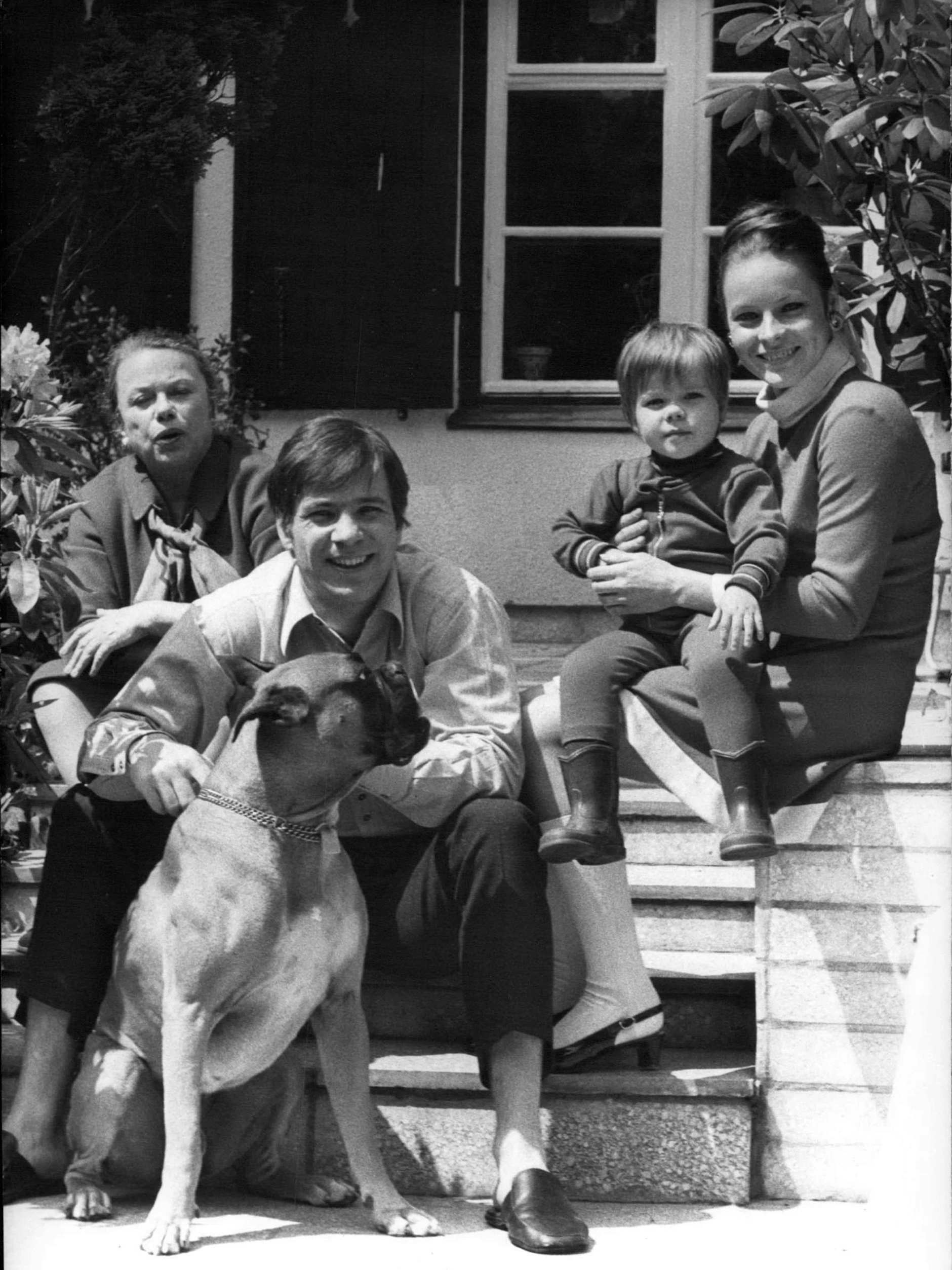 Sommer 1969: Götz George mit seiner Familie in der Villa am Kleinen Wannsee in Berlin: Auf dem Foto sind seine Mutter Berta Drews, die erste Ehefrau Loni von Friedl und Tochter Tanja mit dem Boxerhund zu sehen.