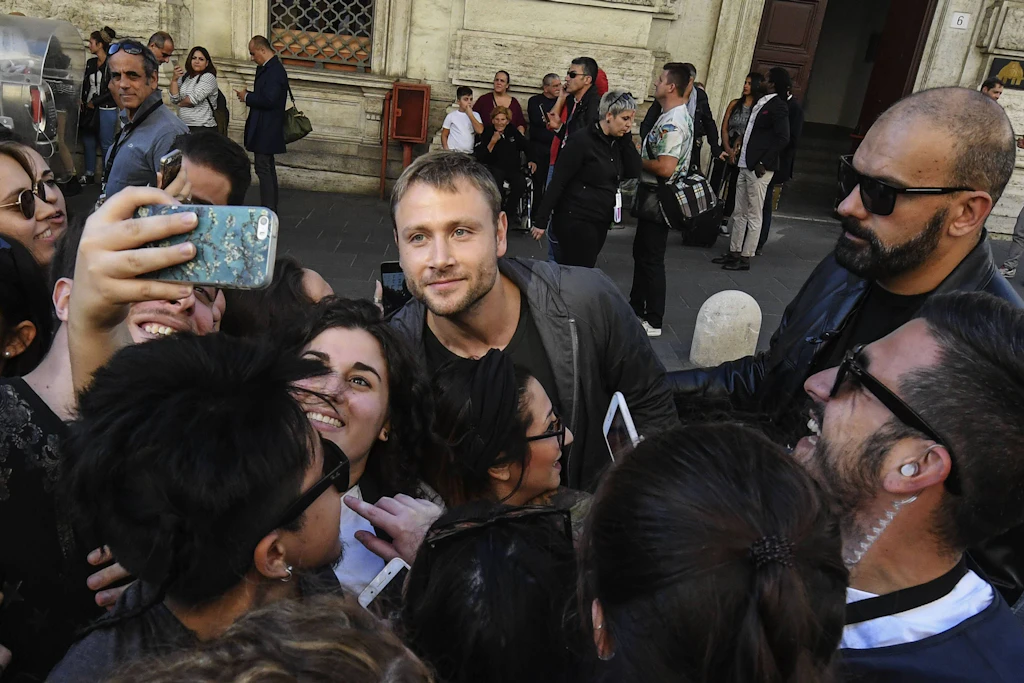 Riemelt wird beim Verlassen des Sets zur Netflix-Serie „Sense8“ von Fans erwartet.