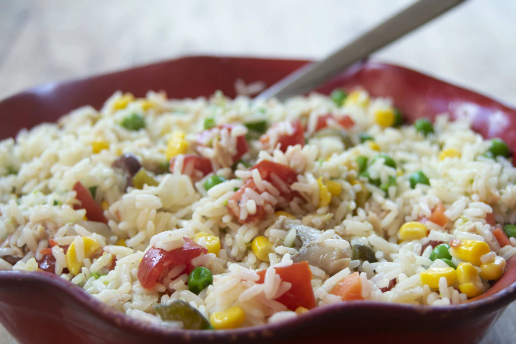 Bereiten Sie den Reissalat genau so zu, wie er Ihnen am besten schmeckt. suchen Sie sich dafür einfach ein paar Zutaten aus und verfeinern Sie damit Ihren Salat.