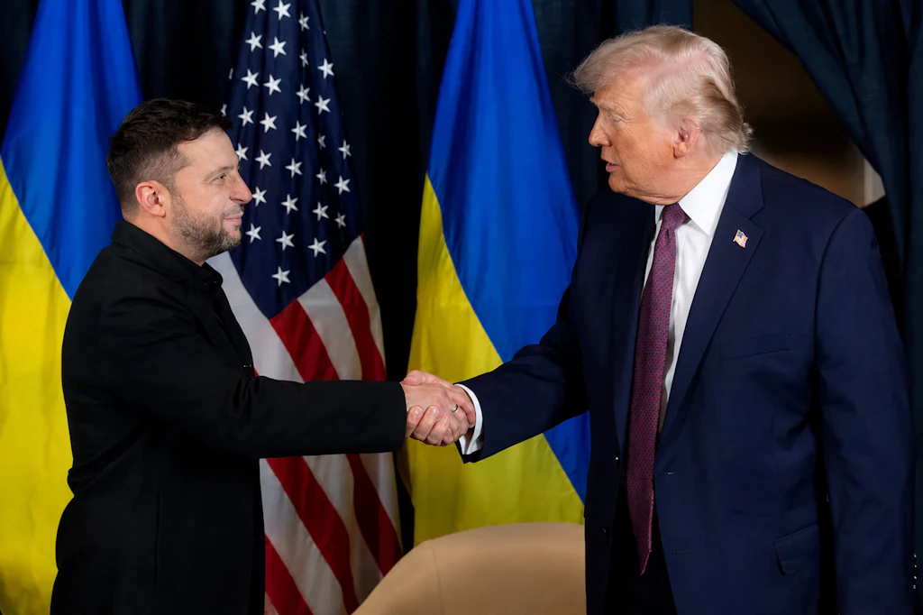 US-Präsident Donald Trump (r.) und Wolodymyr Selenskyj bei einem Treffen. Der ukrainische Präsident wirbt für Gespräche mit Wladimir Putin.