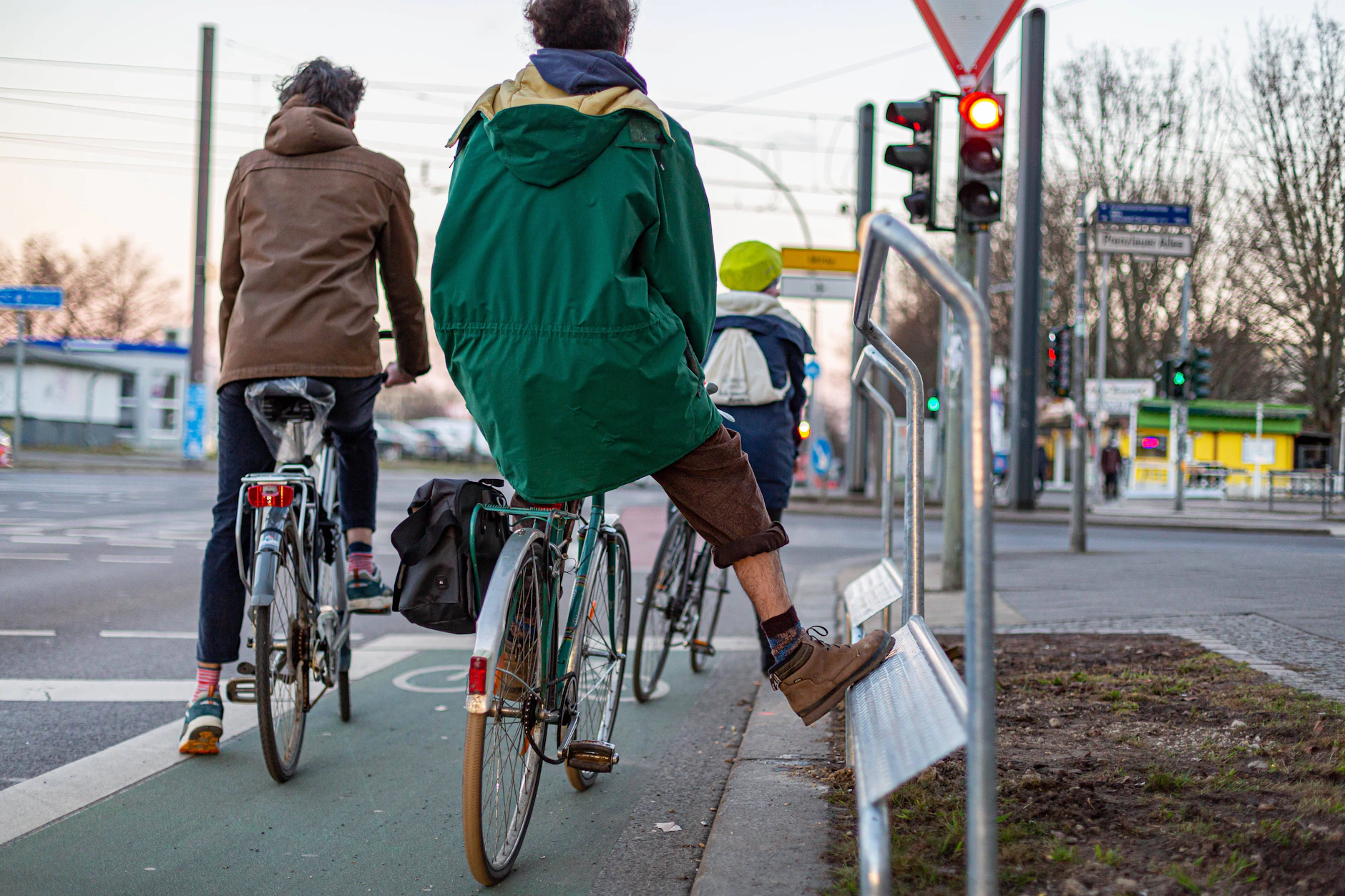 An der Kreuzung Prenzlauer Allee/Ostseestraße gibt es die Wartetrittbretter schon seit Februar 2021.