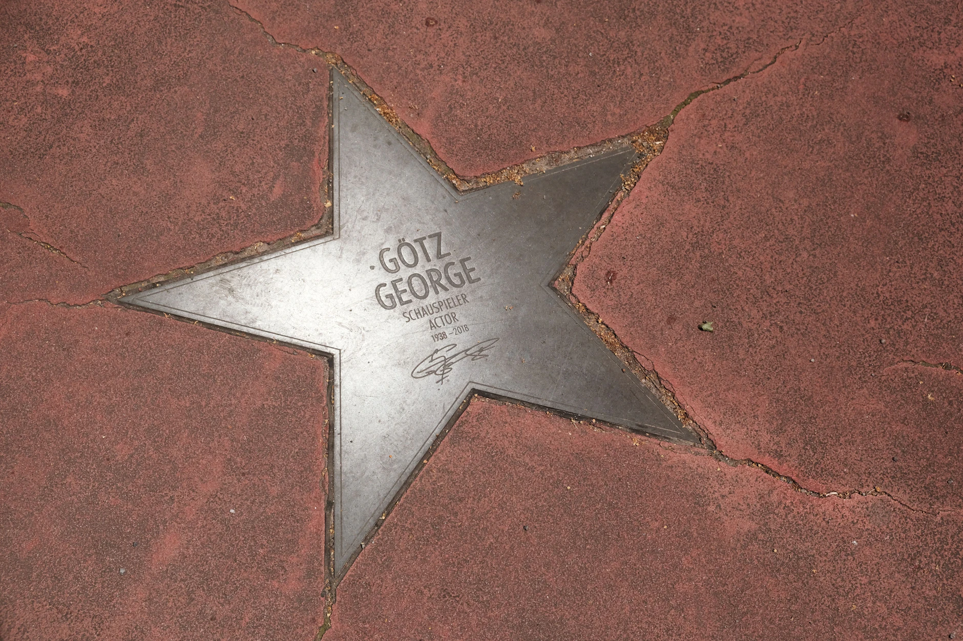 Der Stern von Götz George auf dem „Boulevard der Stars“ in Berlin hat auch schon bessere Tage gesehen.