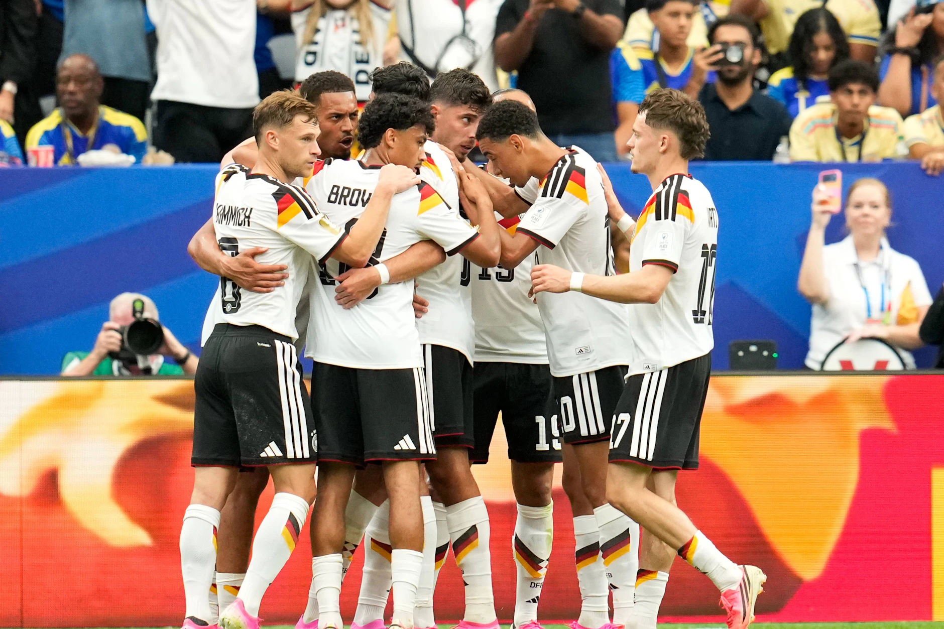 Die deutsche Nationalmannschaft bejubelt ein Tor beim Auftakt gegen Curaçao. Mit einem Sieg gegen die Elfenbeinküste ist das Achtelfinale sicher.