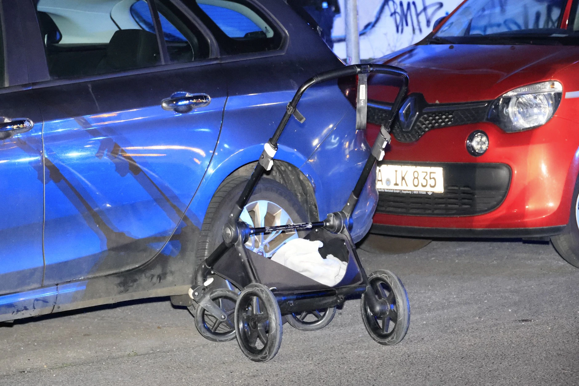 Was von dem Kinderwagen des kleinen Kindes übrig geblieben ist. Der Fahrer hat ihn mit seinem Auto erwischt.