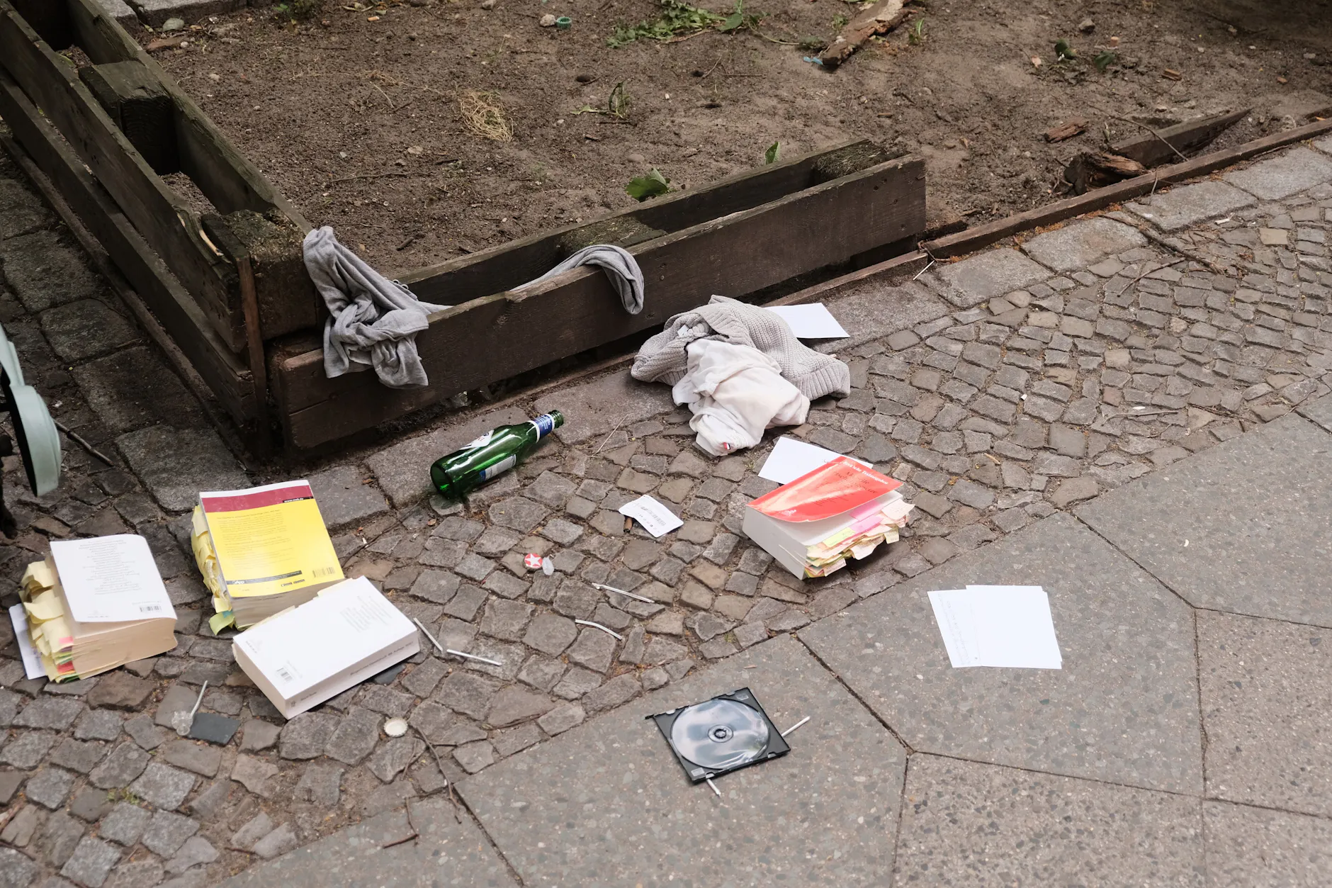 In der Forster Straße liegt viel Müll herum, die BSR könnte eigentlich jeden Tag vorbeikommen.
