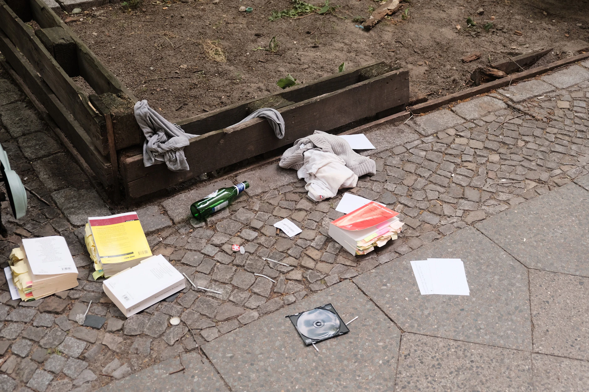 In der Forster Straße liegt viel Müll herum, die BSR könnte eigentlich jeden Tag vorbeikommen.