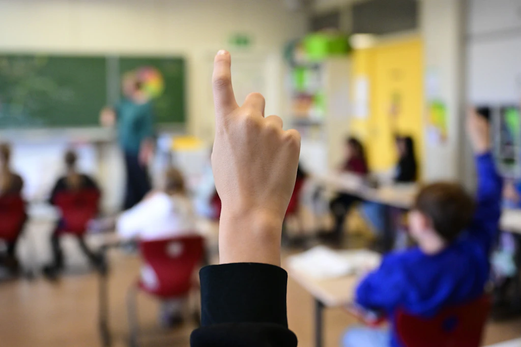Rund neun Prozent des Unterrichtes in Sachsen fallen derzeit aus: Mit Änderungen in der Lehrerausbildung will der Freistaat mehr Unterricht abdecken.