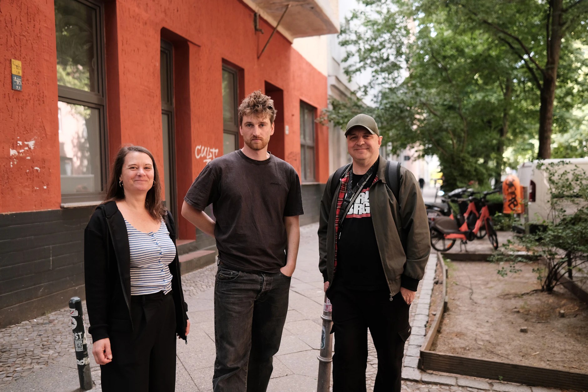 Anja, Finn und Metin (v.l.) wollen, dass sich in ihrer Forster Straße endlich etwas tut.
