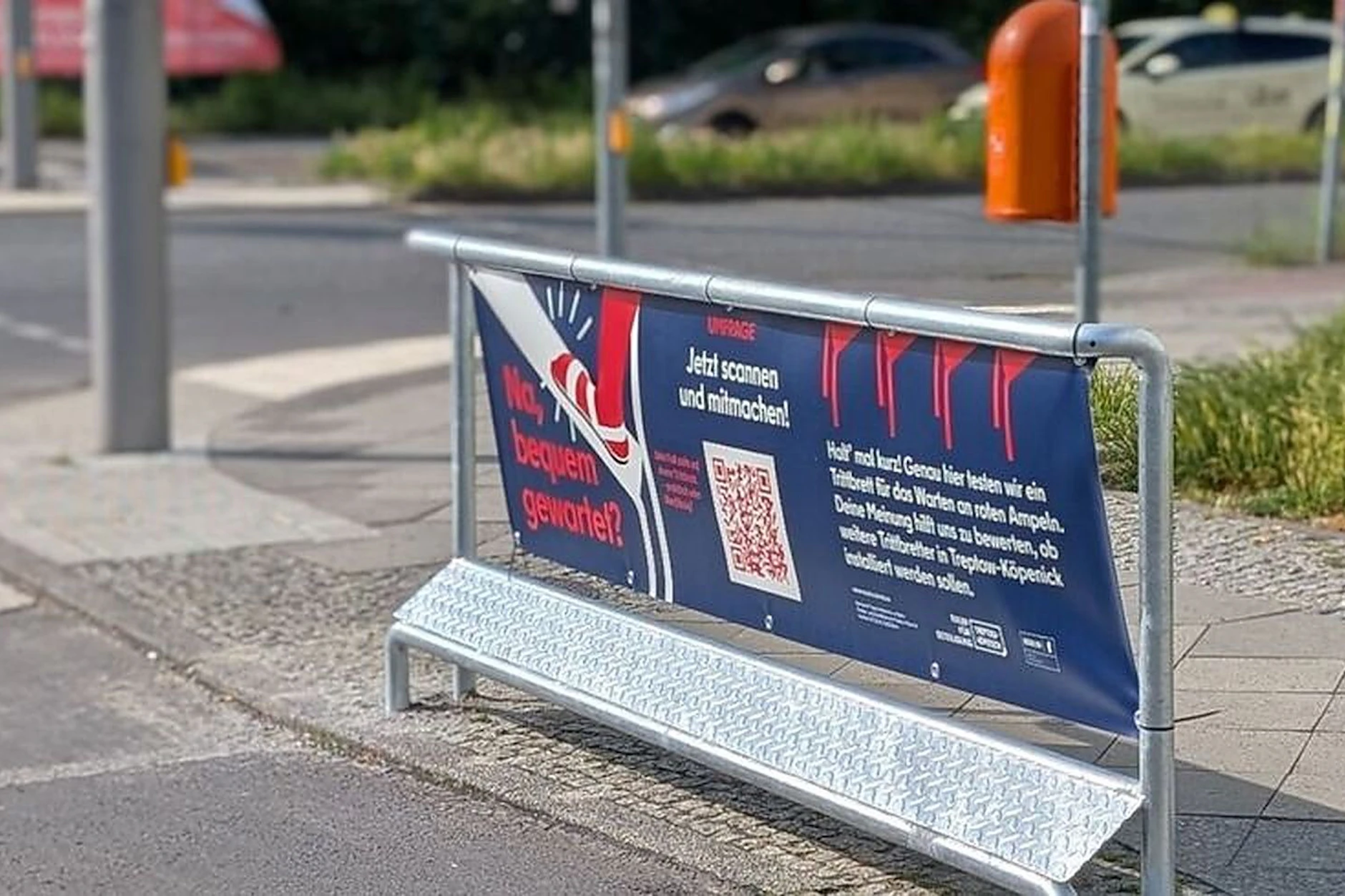Die Konstruktion aus Metallstangen und Gitterbrett ermöglicht es Radfahrern, beim Warten vor der roten Ampel ihren Fuß abzustellen.