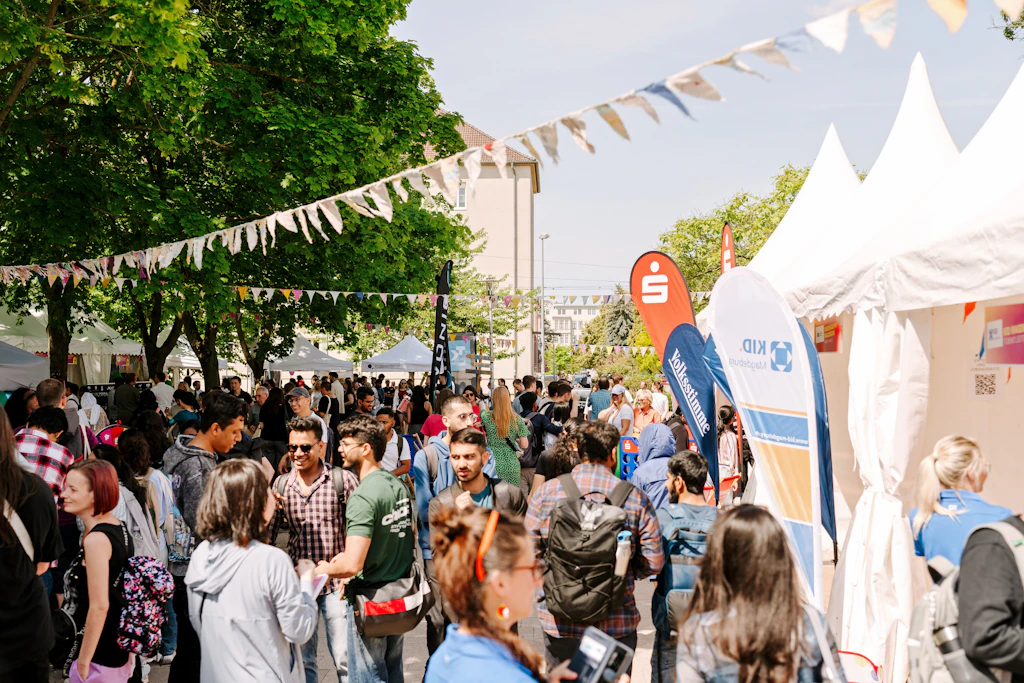 Beim Karrierefestival „JOBS HERE“ kommen Studierende und regionale Unternehmen direkt miteinander ins Gespräch.