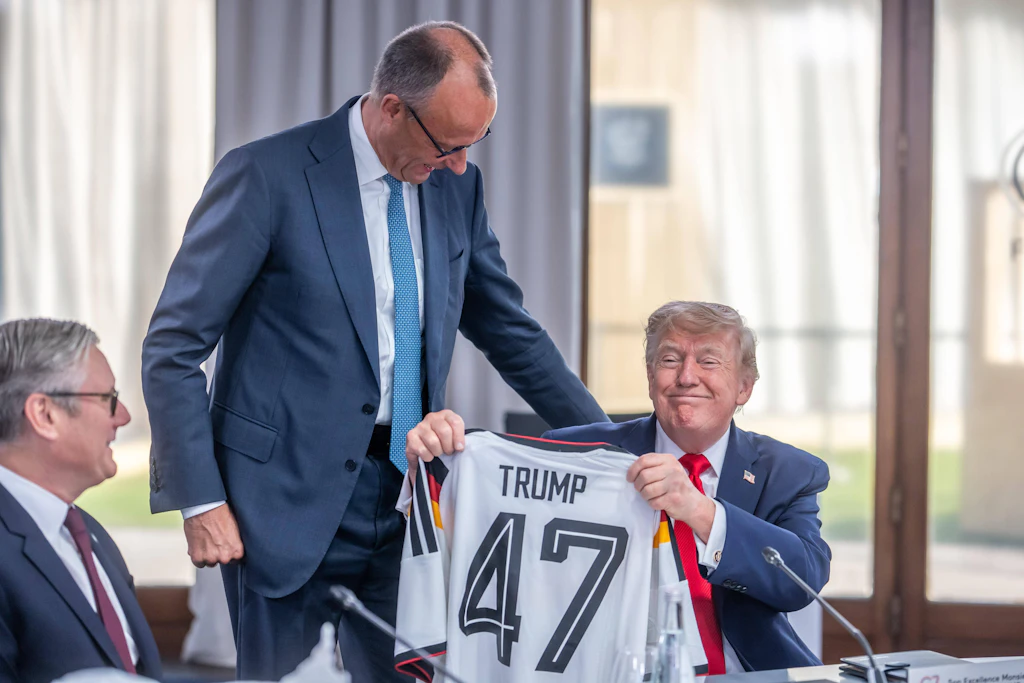 Friedrich Merz übergibt ein Deutschlandtrikot an US-Präsident Donald Trump.
