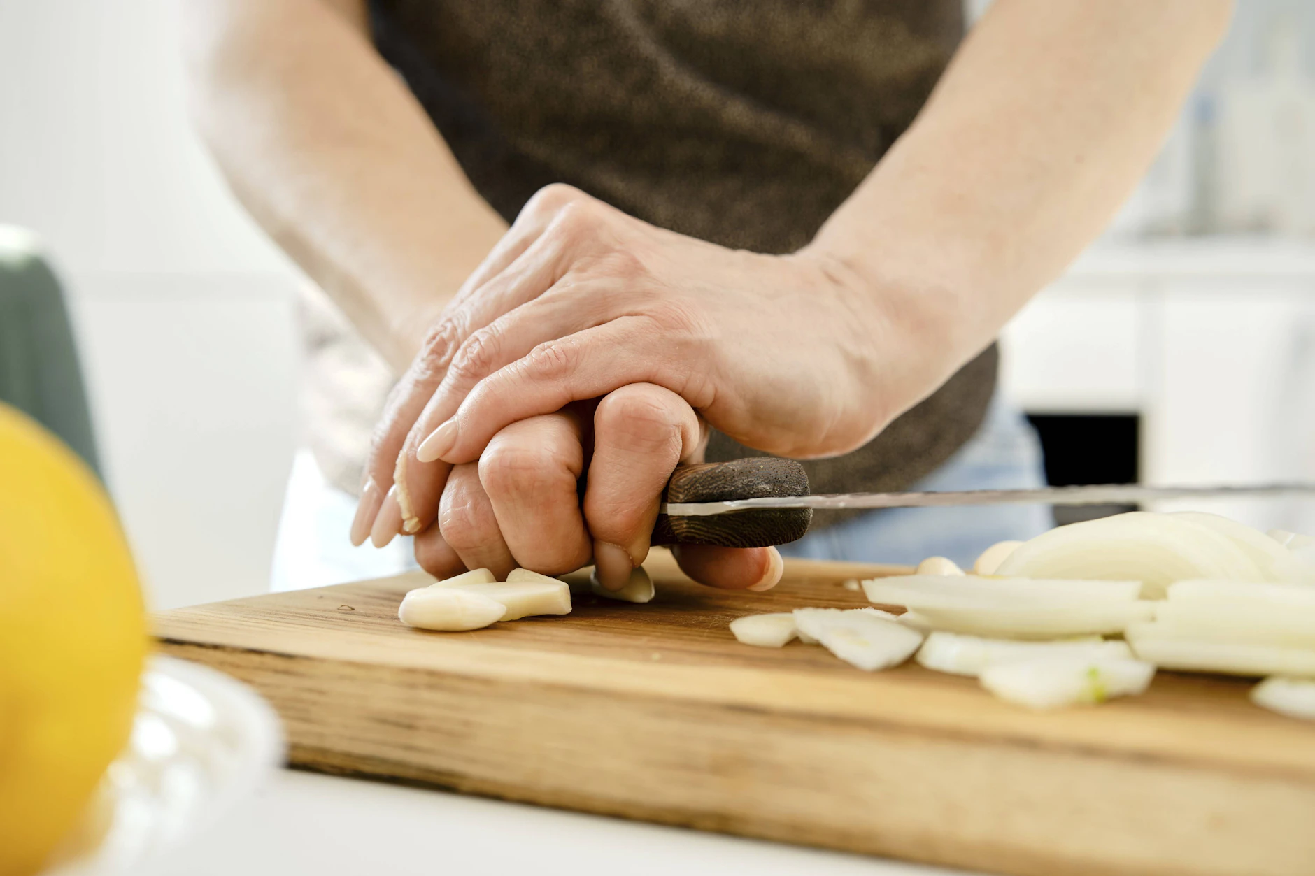 Der Geruch von Knoblauch vertreibt Ameisen.