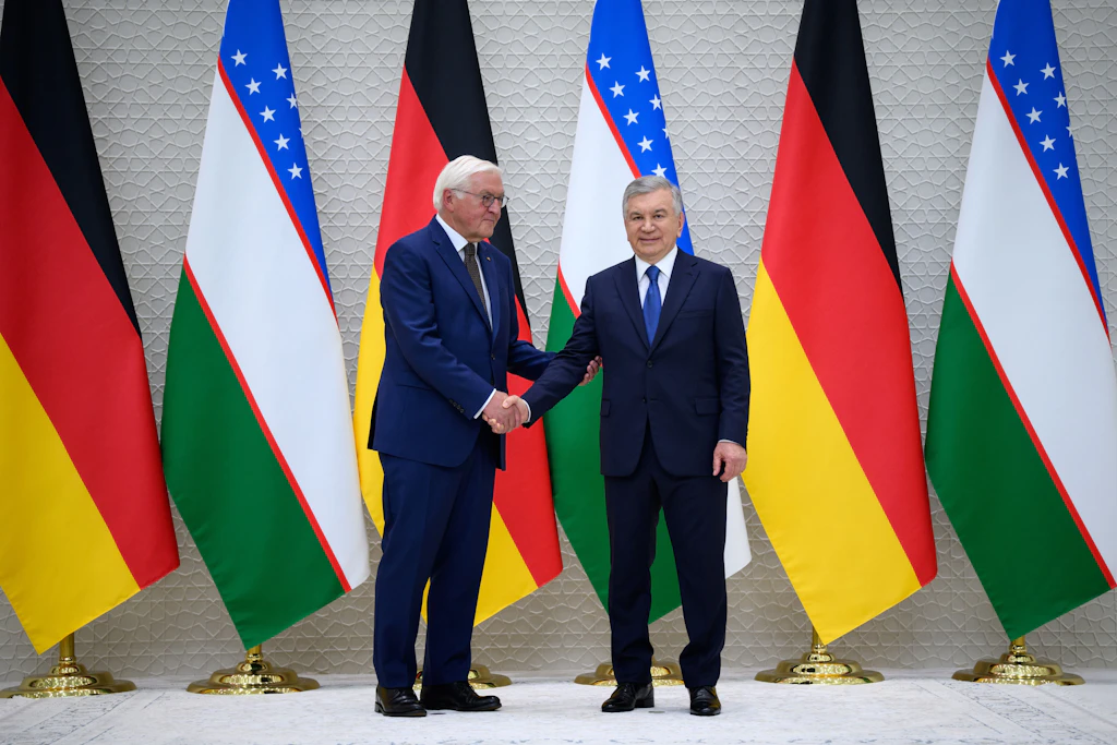 Bundespräsident Frank-Walter Steinmeier (l) wird von Schawkat Mirsijojew, Präsident von Usbekistan, am Präsidentenpalast Koksaroy mit militärischen Ehren begrüßt.