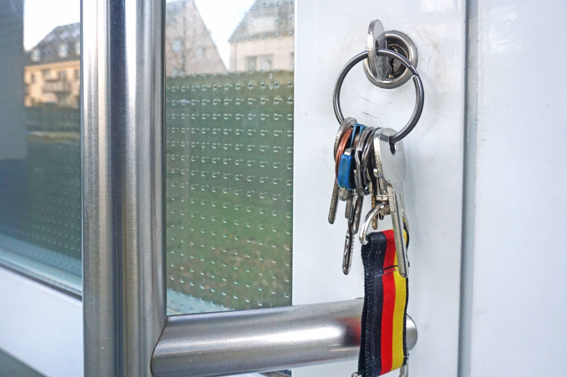 Fühlen Sie sich sicherer, wenn der Schlüssel von innen steckt? Das Gefühl trügt. Einbrecher stört es bei den meisten türen überhaupt nicht, ob das Schloss von einer Seite blockiert ist.